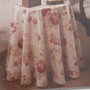 Waverly 70” round heirloom collection tablecloth floral Vintage Rose Garden Room